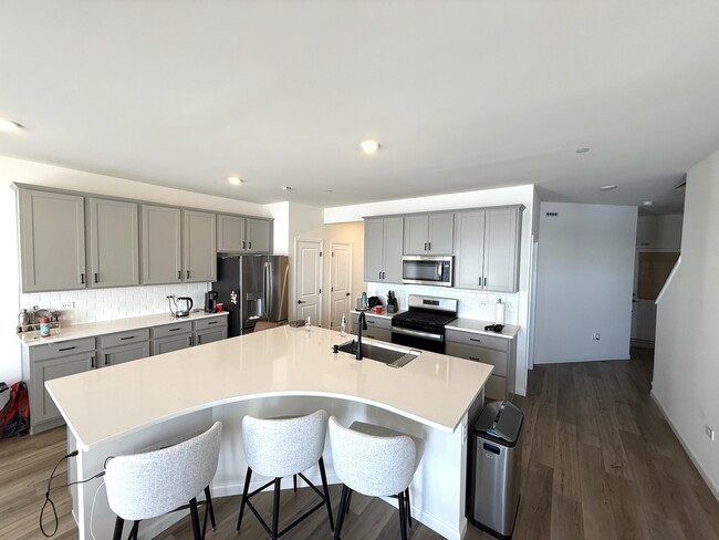 Building Photo - 5963 Hawkweed Dr