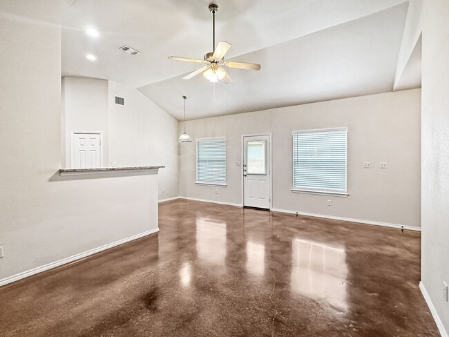 Foto del edificio - Stained Concrete Flooring - No Carpet! Fri...