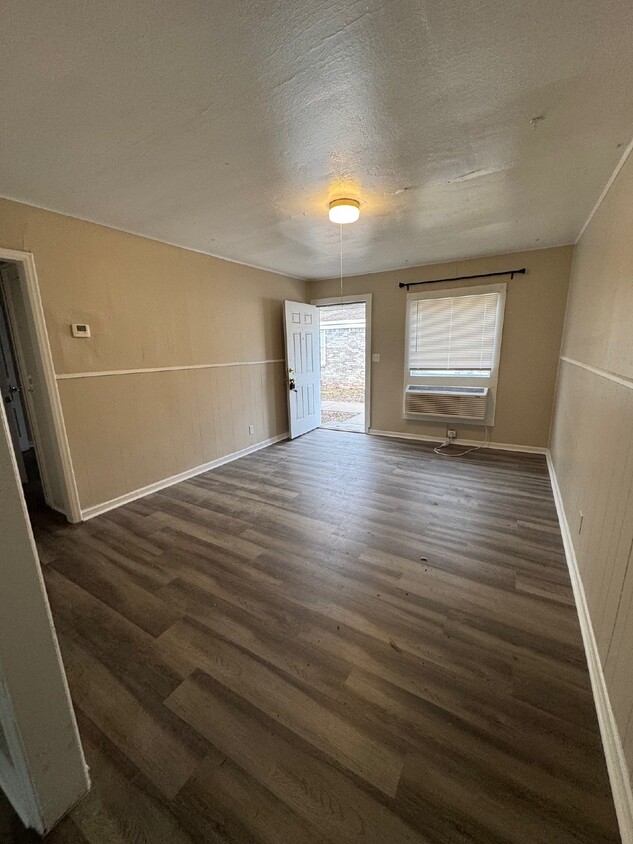 Foto principal - "Cozy 1-Bed Gem in Wichita's Heart - Perfe...