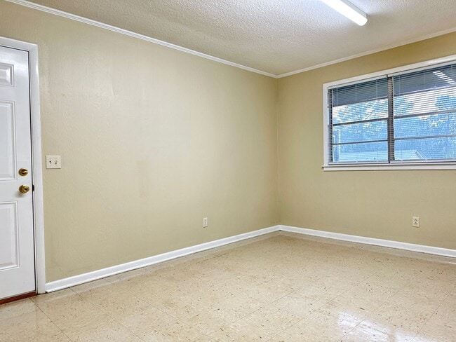 Building Photo - Newly renovated, 1 block from Troy U campus