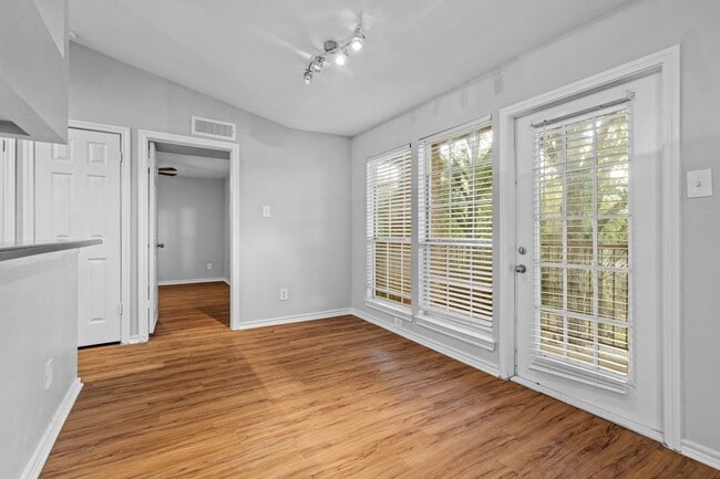 Foto del edificio - Awesome Huge 1 BD with Garage -  Dog Park - Resort Pool - One Month Free Rent - $1195