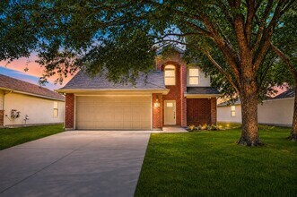 Building Photo - 6 Thicket Grove Pl