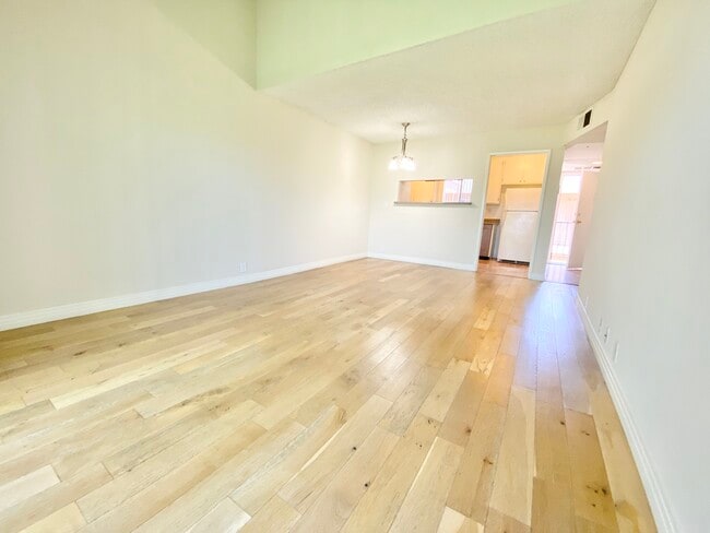 Building Photo - 957 S Gramercy Pl