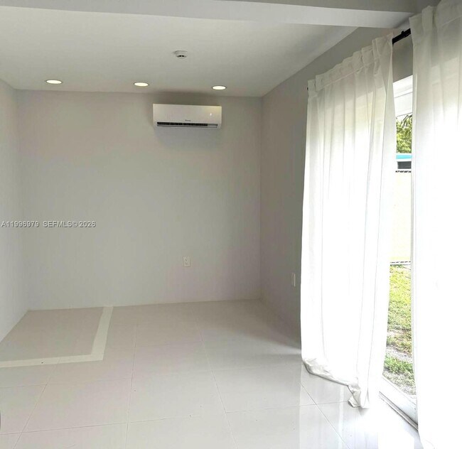 Building Photo - 1954 Thomas St