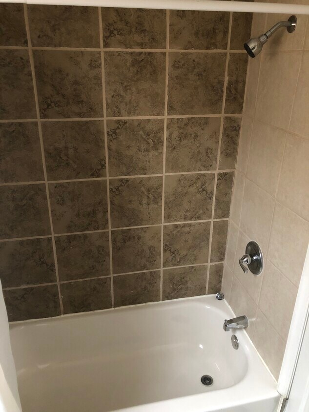 Bañera - 420 Newcomb St SE