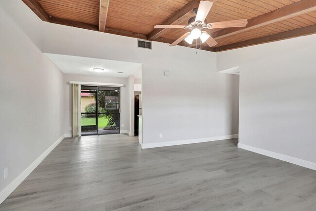 Foto del edificio - 468 Glenwood Dr