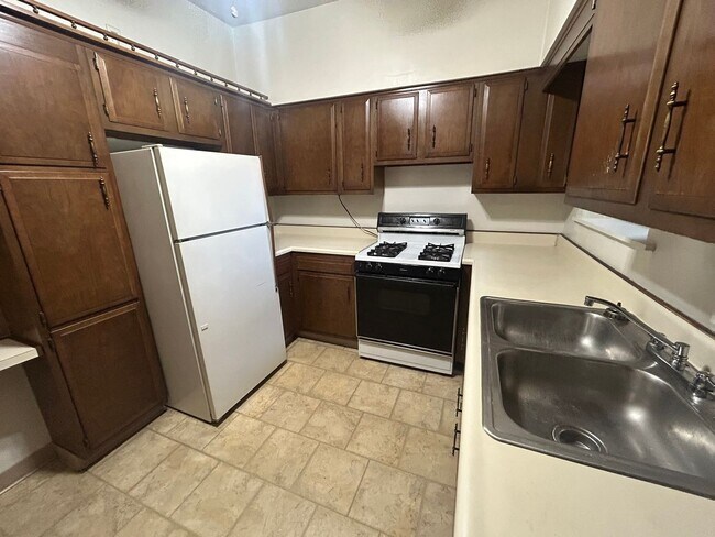 Foto del edificio - Fantastic 2 BR Apartment in South Oakland on Bates Street! CALL NOW!
