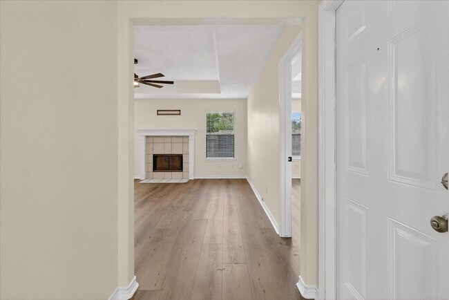 Foto del edificio - 4453 Lake George Dr