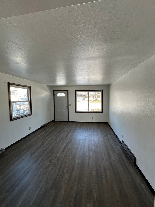 Building Photo - 1343 Sunray Ln