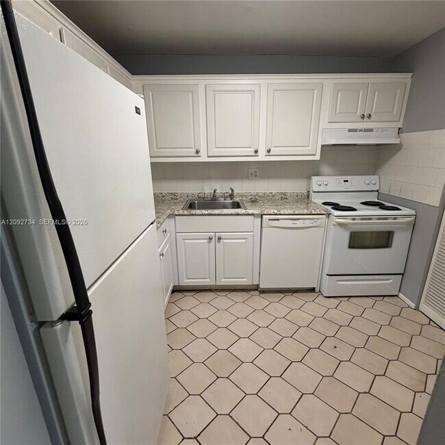 Foto del edificio - 7901 Colony Cir S