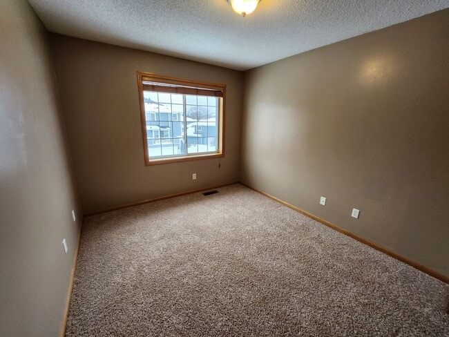 Building Photo - updated 2 bed townhouse under 2k per month in Burnsville! Open concept, master bed w/attached bat...