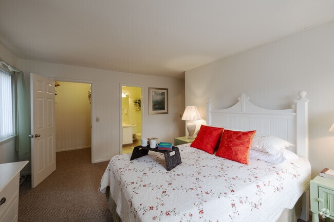 2BR, 1.5BA - 1088SF - Heritage Village Apartments