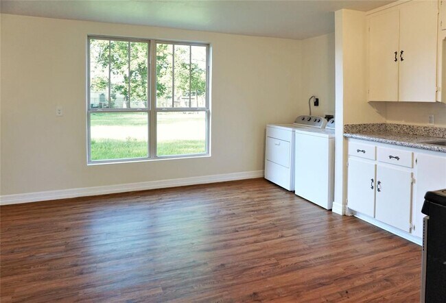 Building Photo - 221 Noras Ln