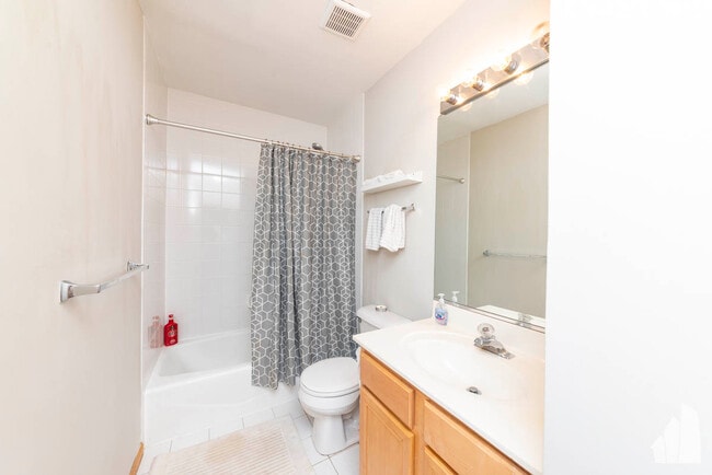 Building Photo - 1403 N Artesian Ave