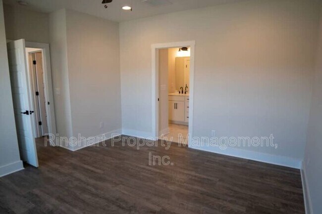 Building Photo - 663 Melville Dr