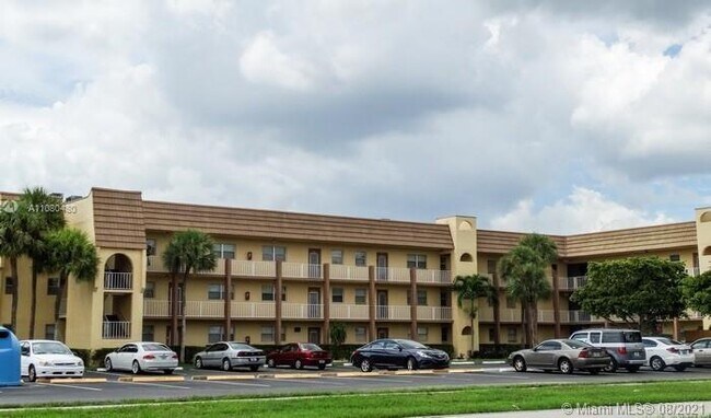 Foto del edificio - 8345 Sunrise Lakes Blvd