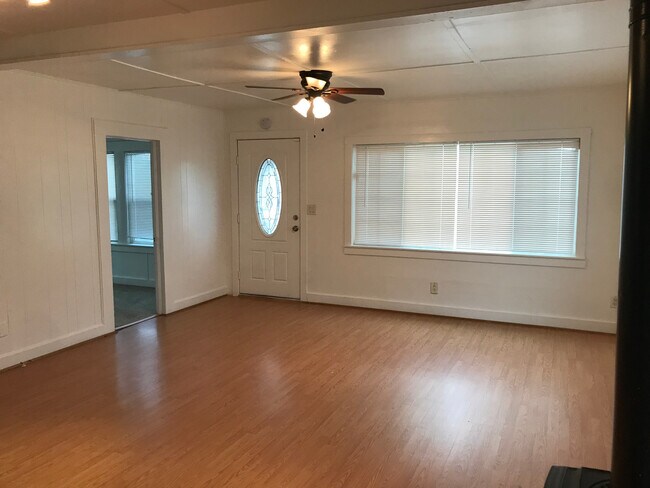 Foto del edificio - Delightful Updated 2 Bedroom in heart of L...