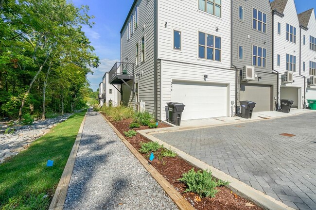 Building Photo - Sleek 3 bedroom 3.5 bath townhome w/garage