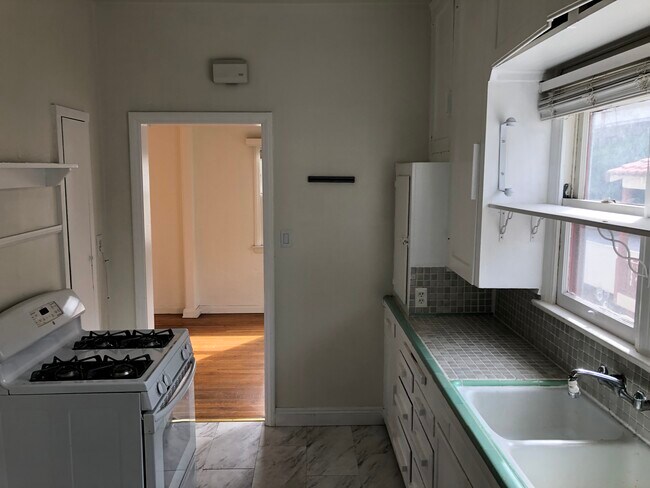 COCINA COMPLETA - 1859 Kelton Ave