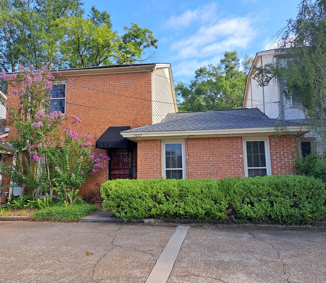 Building Photo - 1027 E Fairview Ave