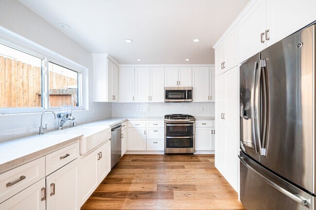 Foto del edificio - Prime Location 3 bedroom Townhome with Central A/C & Heat. Laundry in unit. Side-by-Side parking.