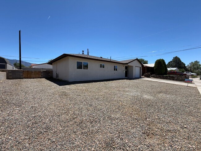Foto del edificio - Updated 3 Bedroom Single Story Home Available Near Eubank Blvd NE & Constitution Ave NE!