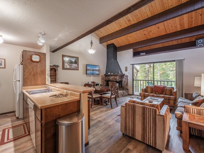 Foto del edificio - SKI LEASE: Townhome w/Fireplace, 2 Decks &...