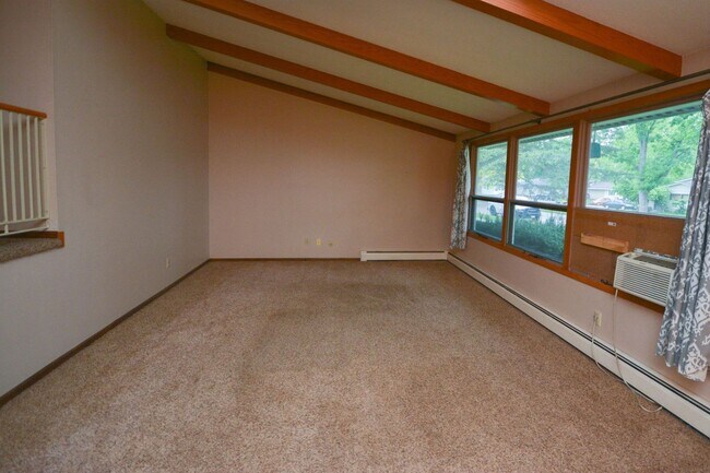 Foto del edificio - Unique multilevel floorplan with TONS of storage