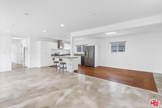 Building Photo - 25 Ironsides St