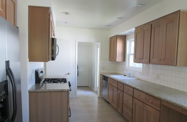 Foto del edificio - Sherman Oaks 3+2 w/appliances, wood floors...