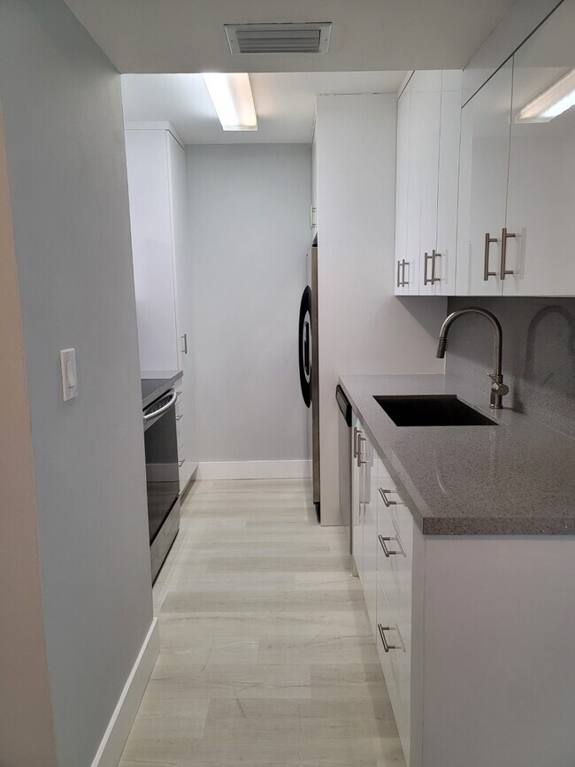 Foto del edificio - 10790 N Kendall Dr