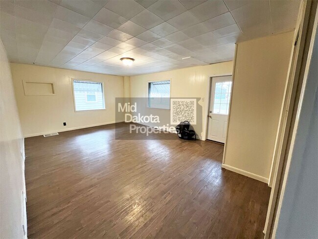 Foto del edificio - 414 E 7th-4 Bedroom Home