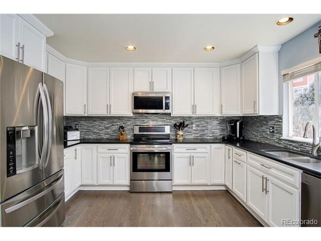 Building Photo - Beautiful single family home with 4 bed an...
