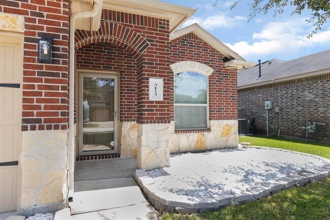 Foto del edificio - 3123 Hurst Green Ln