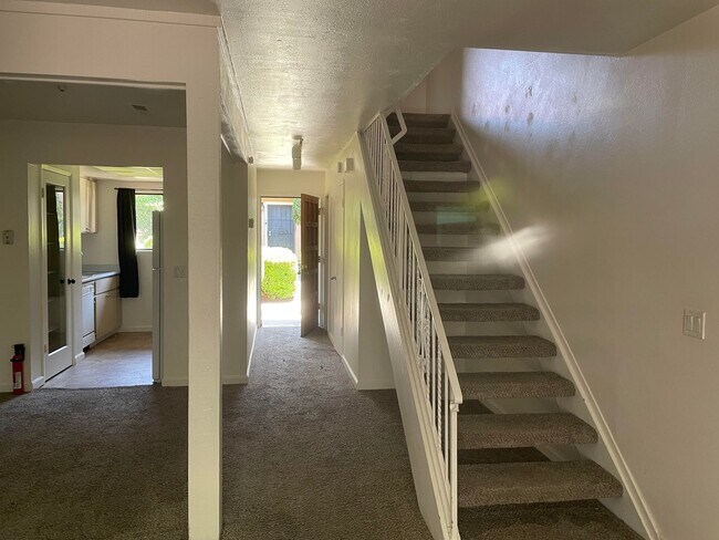 Foto del edificio - 2 Bedroom 1.5 bath Townhome!