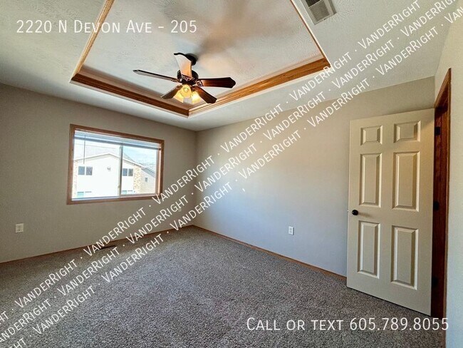Foto del edificio - 2220 Devon Ave