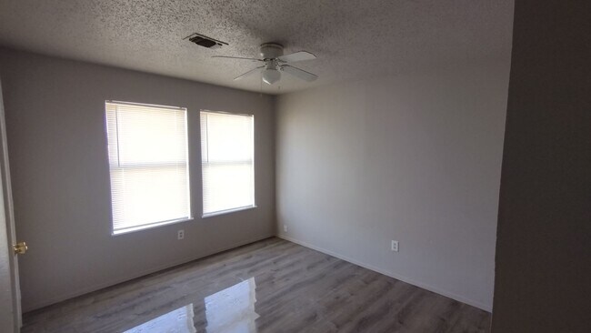 Foto del edificio - 925 Meadowlark Circle
