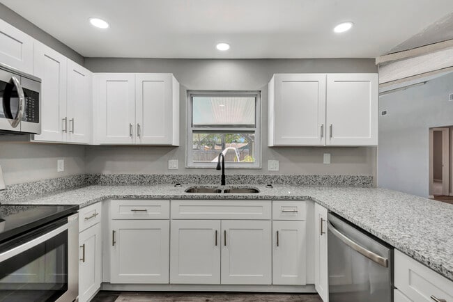 Building Photo - 490 Spruceview Dr