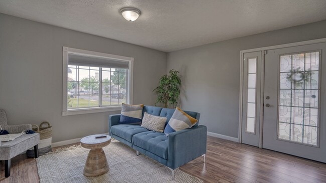 Foto del edificio - 2-bedroom/1 bathroom, parking included