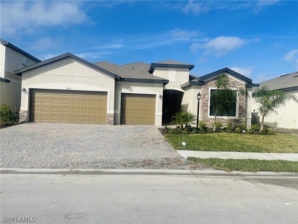 Foto principal - 3293 Altimira Dr