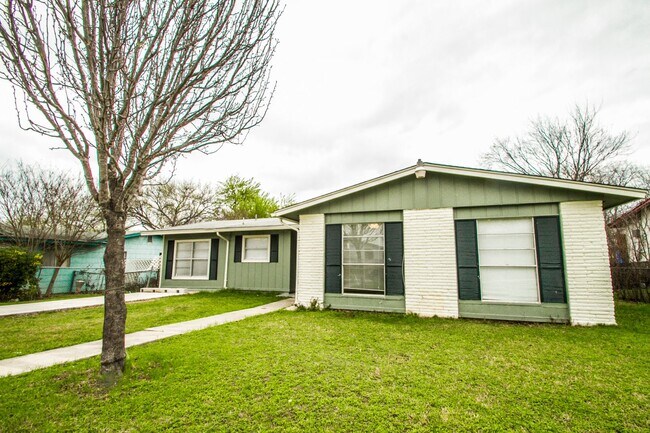 Building Photo - Your Family Home Near Dowtown