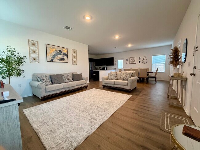 Foto del edificio - 2821 Dezmond Diamond Ct