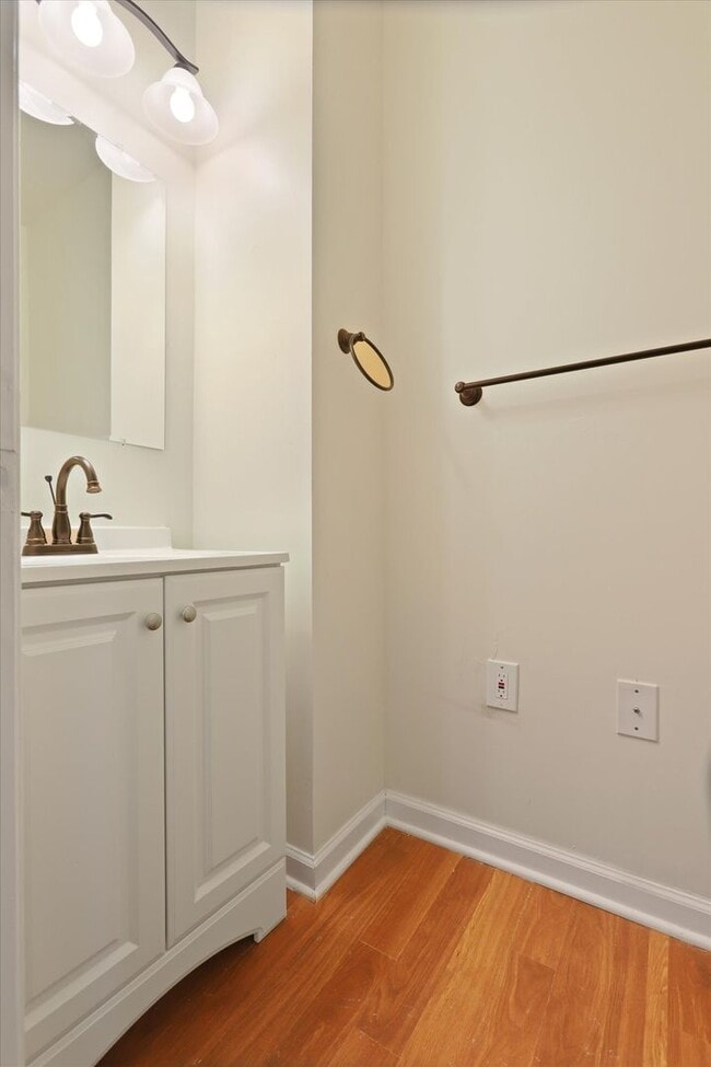 Foto del edificio - Coming Soon Spacious Four Bedroom Beauty L...