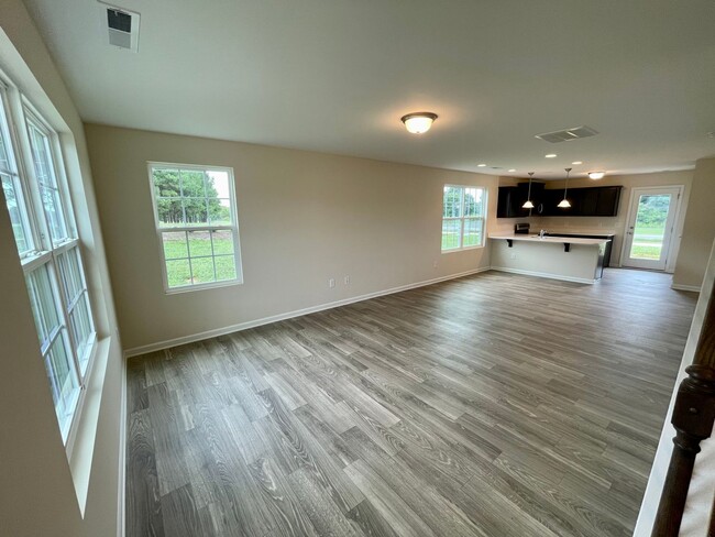 Building Photo - Beautiful 3 Bed 2.5 Bath townhome In Whits...