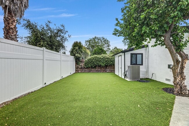 Foto del edificio - BEAUTIFULLY REMODELED, 5BD/4BA ENTERTAINER...