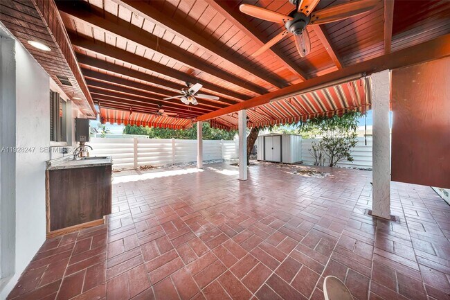 Foto del edificio - 7417 Twin Sabal Dr