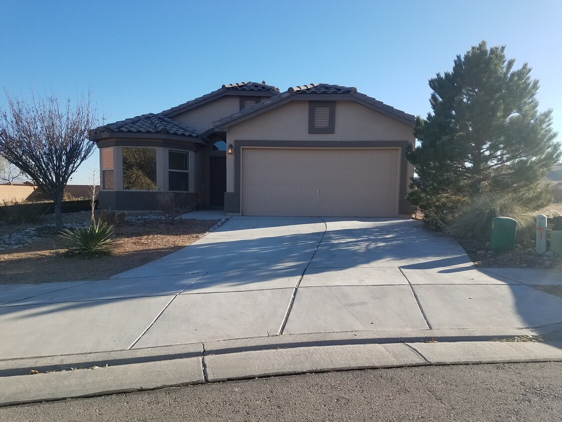 Foto principal - Great 3 bed, 2 bath, home in Huning Ranch!