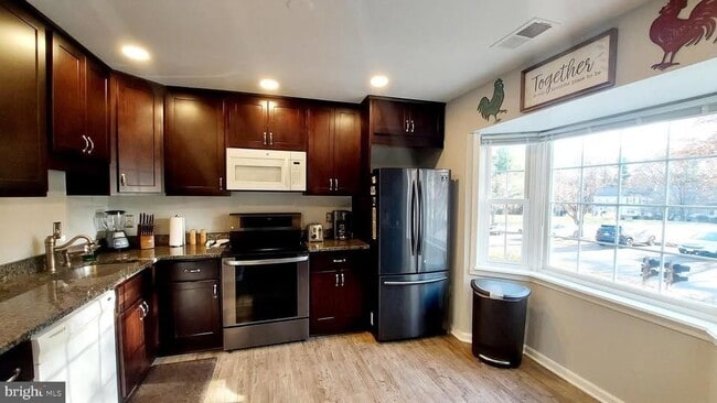 Building Photo - 6130 Old Landing Way