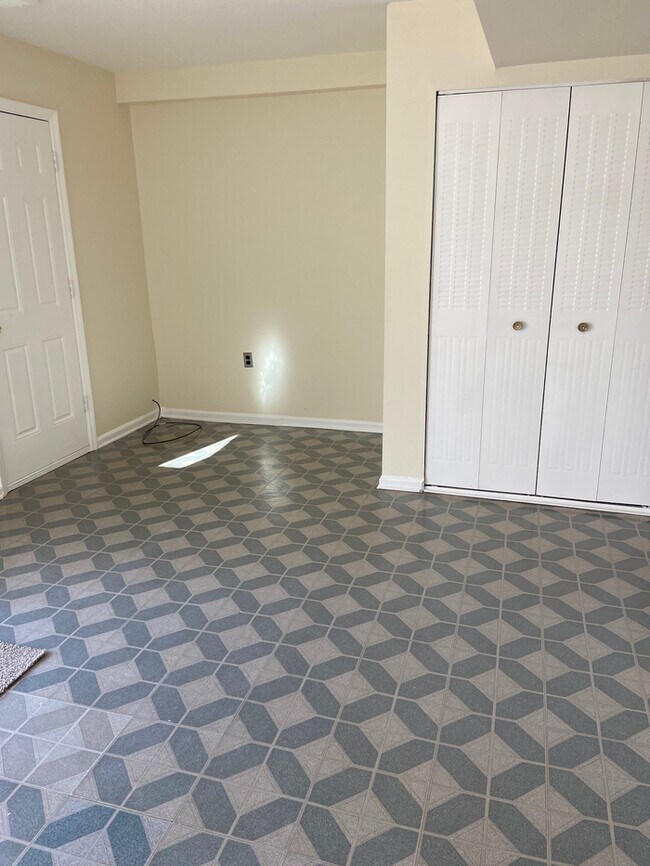Building Photo - 3 Ethan Allen Ct