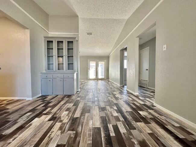 Foto del edificio - Updated 4 Bedroom Home w/ Gorgeous Floors